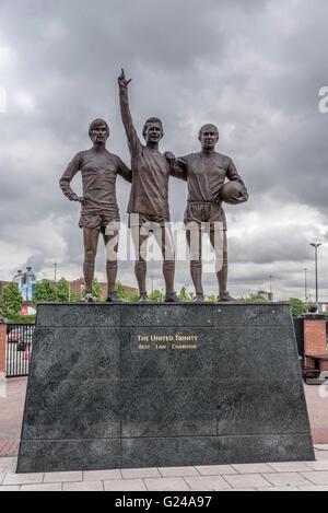 Die United Trinity Statue of Best Law und Charlton im Manchester United Ground Old Trafford. Stockfoto
