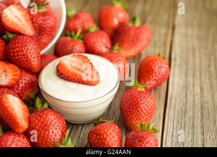 Schneiden Sie Erdbeer Joghurt auf Holzbrettern. Close-up. Stockfoto