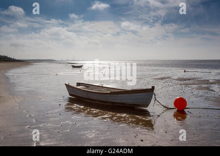 Hjerting, Dänemark. Kleine Boote auf Hjerting Strand mit Esbjerg im Hintergrund auf einem schönen Septembermorgen. Stockfoto