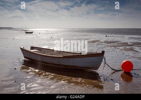 Hjerting, Dänemark. Kleine Boote auf Hjerting Strand mit Esbjerg im Hintergrund auf einem schönen Septembermorgen. Stockfoto