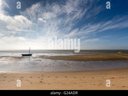 Hjerting, Dänemark. Kleine Boote auf Hjerting Strand mit Esbjerg im Hintergrund auf einem schönen Septembermorgen. Stockfoto