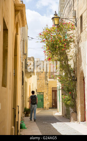 Eine schmale Straße von traditionellen Häusern in Victoria, die Hauptstadt von Gozo, Malta Stockfoto