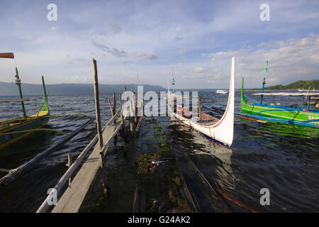 Auslegerboote an der Küste der Vulkaninsel, Lake Taal, Philippinen Stockfoto