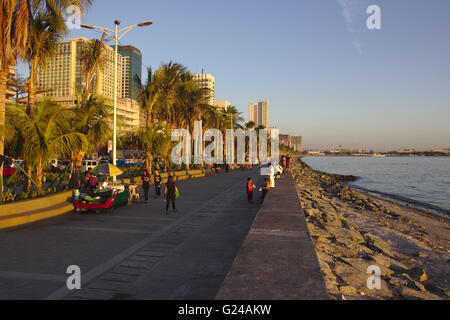 Manila, Roxas Boulevard in Manila Bucht während des Sonnenuntergangs, Philippinen Stockfoto