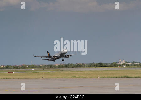 Bukarest, Rumänien - 18. Mai 2016: Deutsche Lufthansa, Airbus A320-200, bei Henri Coanda International Airport o ausziehen Stockfoto