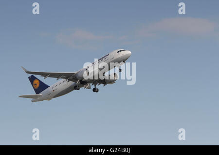 Bukarest, Rumänien - 18. Mai 2016: Deutsche Lufthansa, Airbus A320-200, bei Henri Coanda International Airport o ausziehen Stockfoto