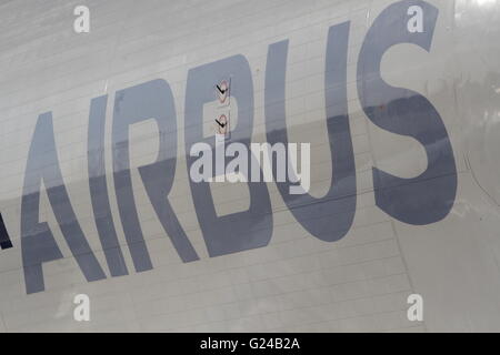 Bukarest, Rumänien - 18. Mai 2016: Airbus A300-600ST (Super Transporter), Beluga, wird für die erste Landung auf Henri Co begrüßt Stockfoto