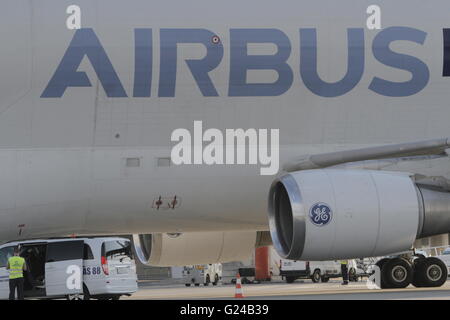 Bukarest, Rumänien - 18. Mai 2016: Airbus A300-600ST (Super Transporter), Beluga, wird für die erste Landung auf Henri Co begrüßt Stockfoto