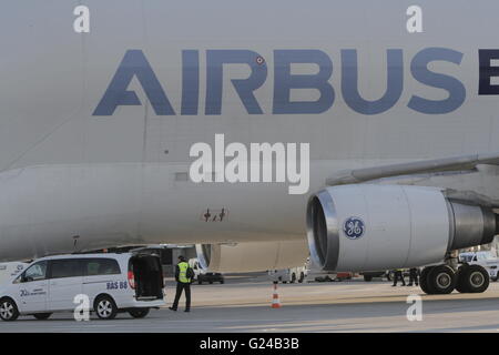 Bukarest, Rumänien - 18. Mai 2016: Airbus A300-600ST (Super Transporter), Beluga, wird für die erste Landung auf Henri Co begrüßt Stockfoto