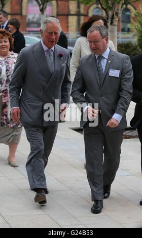 Der Prince Of Wales (links) spricht mit Präsident und Vize-Kanzler der Queen es University Belfast, Professor Patrick Johnson, wie er im Wissenschaftspark an der Queens University Belfast, Northern Ireland ankommt wo er ersten Global Research Institute der Universität offiziell. PRESSEVERBAND Foto. Bild Datum: Montag, 23. Mai 2016. Vgl. PA Geschichte ULSTER Charles. Bildnachweis sollte lauten: Niall Carson/PA Wire Stockfoto