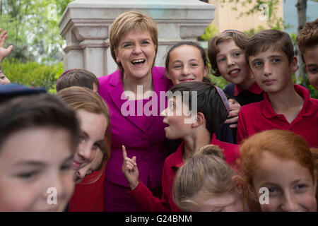 Scottish-erster Minister Nicola Sturgeon trifft Schüler aus unabhängigen jüdischen Tagesschule wie sie Plaid Cymru Führer Leanne Wood und grüne Partei MP Caroline Lucas um die progressive plädieren für ein bleiben im nächsten Monat EU-Referendum in Emmeline Pankhurst-Denkmal in Westminster, London verbindet. Stockfoto