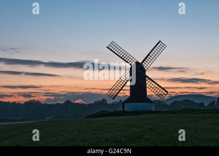 Sonnenaufgang am Pitstone Windmühle mit Ivinghoe Beacon in der Ferne, Pitstone, Buckinghamshire, Großbritannien Stockfoto