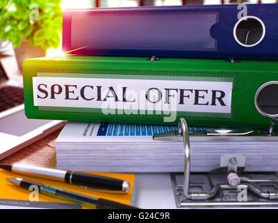 Green Office Ordner mit Inschrift Sonderangebot. Stockfoto