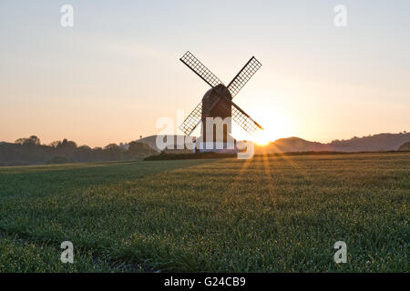 Sonnenaufgang am Pitstone Windmühle mit Ivinghoe Beacon in der Ferne, Pitstone, Buckinghamshire, Großbritannien Stockfoto