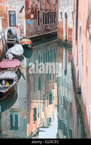 Aufbau der Reflexionen auf dem Wasser von der Rio de le Toreseie in Venedig, Italien Stockfoto