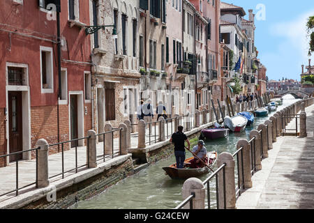 Touristen Flanieren entlang des Kanals Rio De La Fornace in Venedig an einem sonnigen Tag Stockfoto