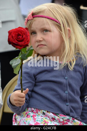 Alana Smith, 3 große Urenkel von Admiral Sir John Jellicoe, hält eine Rose in eine Kranzniederlegung Zeremonie zum Gedenken an die Schlacht von Jütland am Trafalgar Square in London. Stockfoto