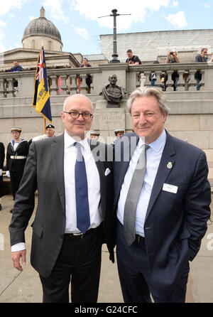 Reinhard Scheer-Hennings (links), steht der Urenkel des deutschen Admiral Scheer mit Nicholas Jellicoe während einer Kranzniederlegung Zeremonie zum Gedenken an die Schlacht von Jütland am Trafalgar Square in London. Stockfoto