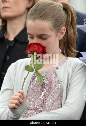 Agatha Heber-Percy, 11, große Urenkel von Admiral Sir John Jellicoe, hält eine Rose in eine Kranzniederlegung Zeremonie zum Gedenken an die Schlacht von Jütland am Trafalgar Square in London. Stockfoto