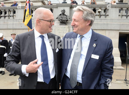 Reinhard Scheer-Hennings (links), steht der Urenkel des deutschen Admiral Scheer mit Nicholas Jellicoe während einer Kranzniederlegung Zeremonie zum Gedenken an die Schlacht von Jütland am Trafalgar Square in London. Stockfoto