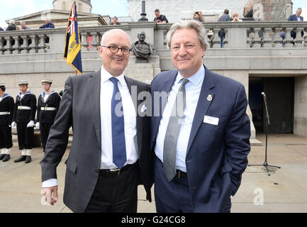 Reinhard Scheer-Hennings (links), steht der Urenkel des deutschen Admiral Scheer mit Nicholas Jellicoe während einer Kranzniederlegung Zeremonie zum Gedenken an die Schlacht von Jütland am Trafalgar Square in London. Stockfoto