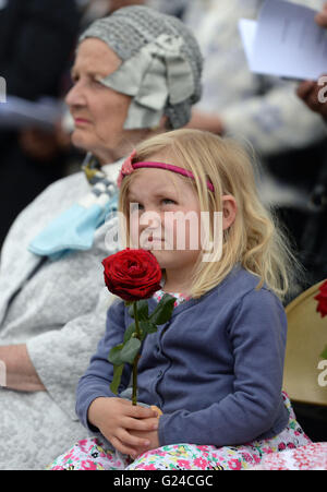 Alana Smith, 3 große Urenkel von Admiral Sir John Jellicoe, hält eine Rose in eine Kranzniederlegung Zeremonie zum Gedenken an die Schlacht von Jütland am Trafalgar Square in London. Stockfoto