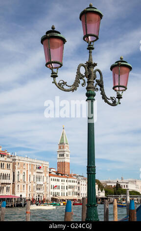 Reich verzierte Lampe am Campo San Vio, Venedig, Italien, mit den Canal Grande und Turm von St. Markus im Hintergrund gegen eine blaue standard Stockfoto