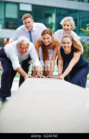 Starken Business-Team, die Zusammenarbeit mit Kollegen im Freien zu tun Stockfoto