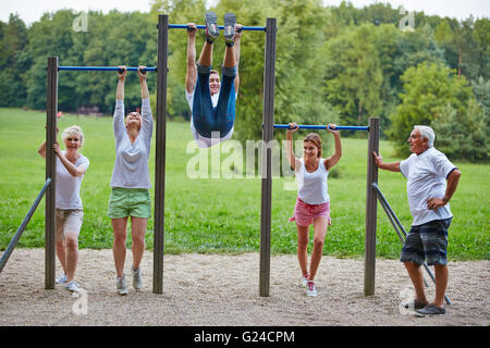 Familie zusammen im Park am Reck-Fitness-Training zu tun Stockfoto