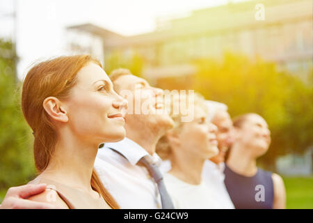 Glücklich erfolgreichen Business-Team auf die Sonne im Sommer Stockfoto