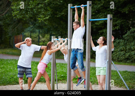 Gruppe gemeinsam in der Natur am Reck-Fitness-Training zu tun Stockfoto