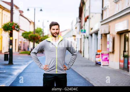 Junge Hipster Mann läuft in der Stadt, ruhen Stockfoto