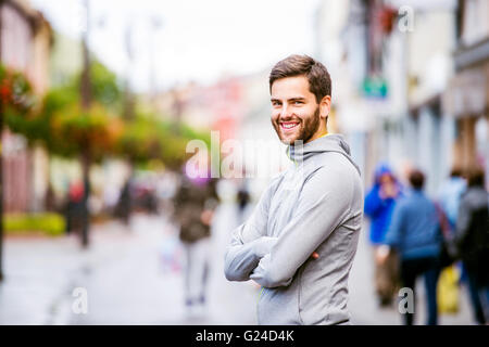 Junge Hipster Mann läuft in der Stadt, ruhen Stockfoto