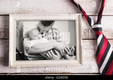 Väter Tag Zusammensetzung. Bilderrahmen, Foto, Krawatte. Hölzerne backg Stockfoto