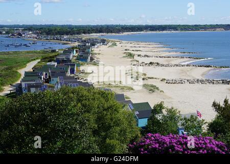 Mudeford Sandspit und den berühmten Strandhütten mit Christchurch Harbour und Christchurch Bay auf beiden Seiten Stockfoto