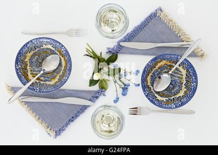 Leere Teller nach Suppe. Romantisches Abendessen für zwei Personen mit Weißwein. Heimelige Atmosphäre sauberen weißen Tisch. Ansicht von oben Stockfoto