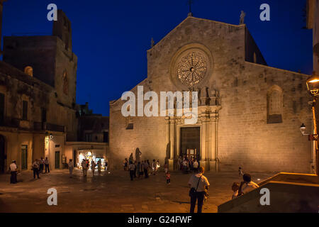 Abend in Piazza Basilika, Otranto, Apulien, Italien Stockfoto