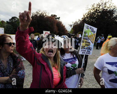 Demonstranten gegen Fracking, demonstriert reagieren außerhalb County Hall, Northallerton, als Ratsherren Antrag UK Firma dritte Energie zum Frack für Shale Gas in der Nähe des Dorfes Kirby Misperton, North Yorkshire genehmigt haben. Stockfoto