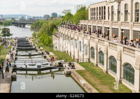 Flug von Sperren auf dem Rideau-Kanal mit Blick auf den Ottawa River, in Ottawa, Ontario, Kanada Stockfoto