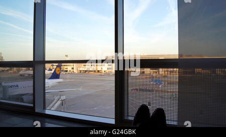 Passagiere sitzen in einem bequemen Sessel in der First Class Lounge in Frankfurt am Main Stockfoto