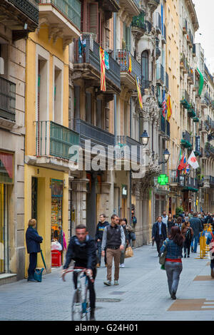 Belebten Einkaufsstraße in alten Barcelona, Spanien Stockfoto