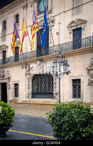 Fahnen über Rathauses am Plaça de Cort, Palma De Mallorca, Spanien Stockfoto