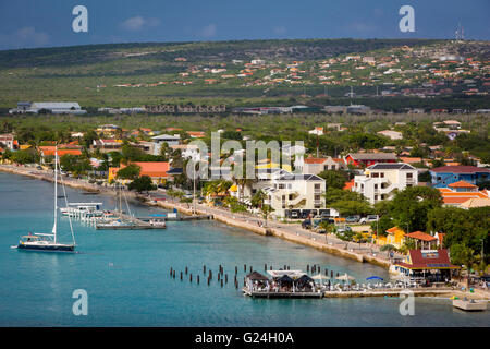Segelboote und Stadt von Kralendijk auf der karibischen Insel Bonaire, West Indies Stockfoto