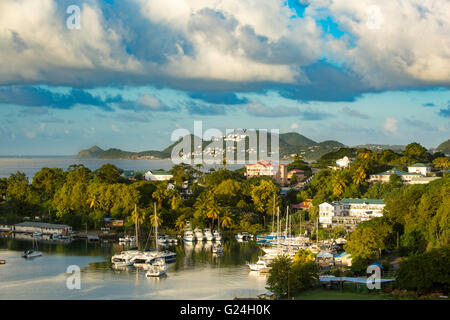 Festlegen von Sonnenlicht über den kleinen Hafen in Castries, St. Lucia, Karibik Stockfoto