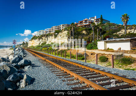 Eisenbahnschienen entlang des Strandes in San Clemente, Kalifornien. Stockfoto