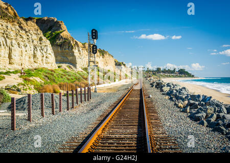 Eisenbahnschienen entlang des Strandes in San Clemente, Kalifornien. Stockfoto