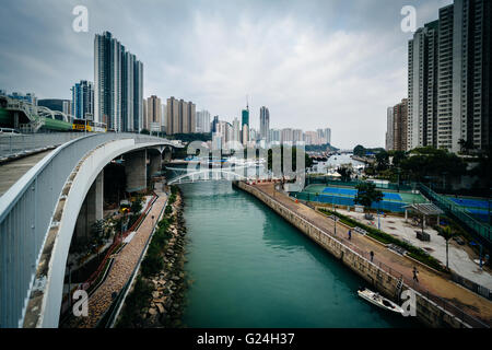 Wolkenkratzer und die Ap Lei Chau Brücke, Aberdeen, Hong Kong gesehen. Stockfoto