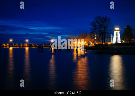 Concord Point Lighthouse und ein Pier in der Nacht in Havre de Grace, Maryland. Stockfoto