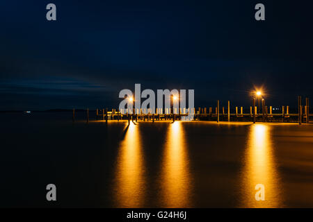 Pier an der Chesapeake Bay in der Nacht in Havre de Grace, Maryland. Stockfoto