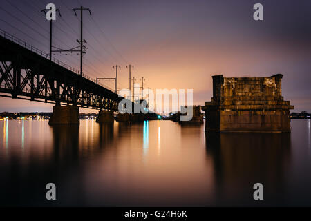 Eisenbahn-Brücke über den Susquehanna River bei Nacht in Havre de Grace, Maryland. Stockfoto